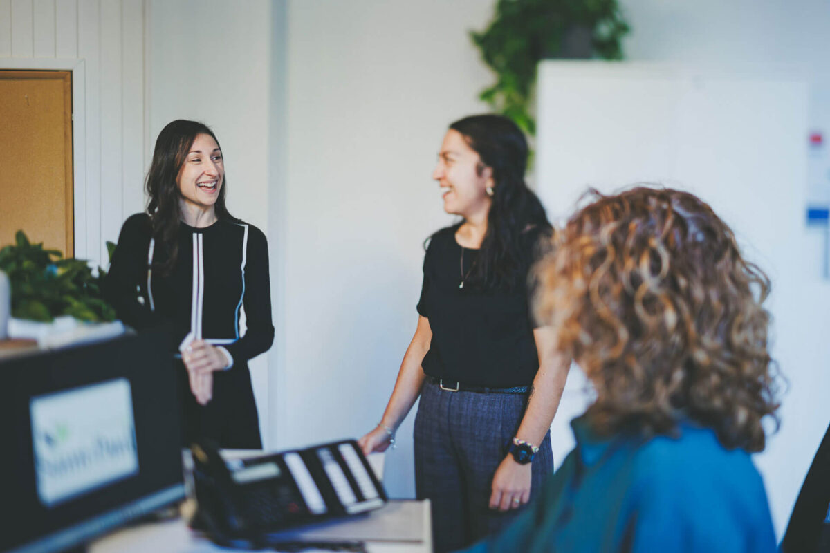 Employées heureuses au travail