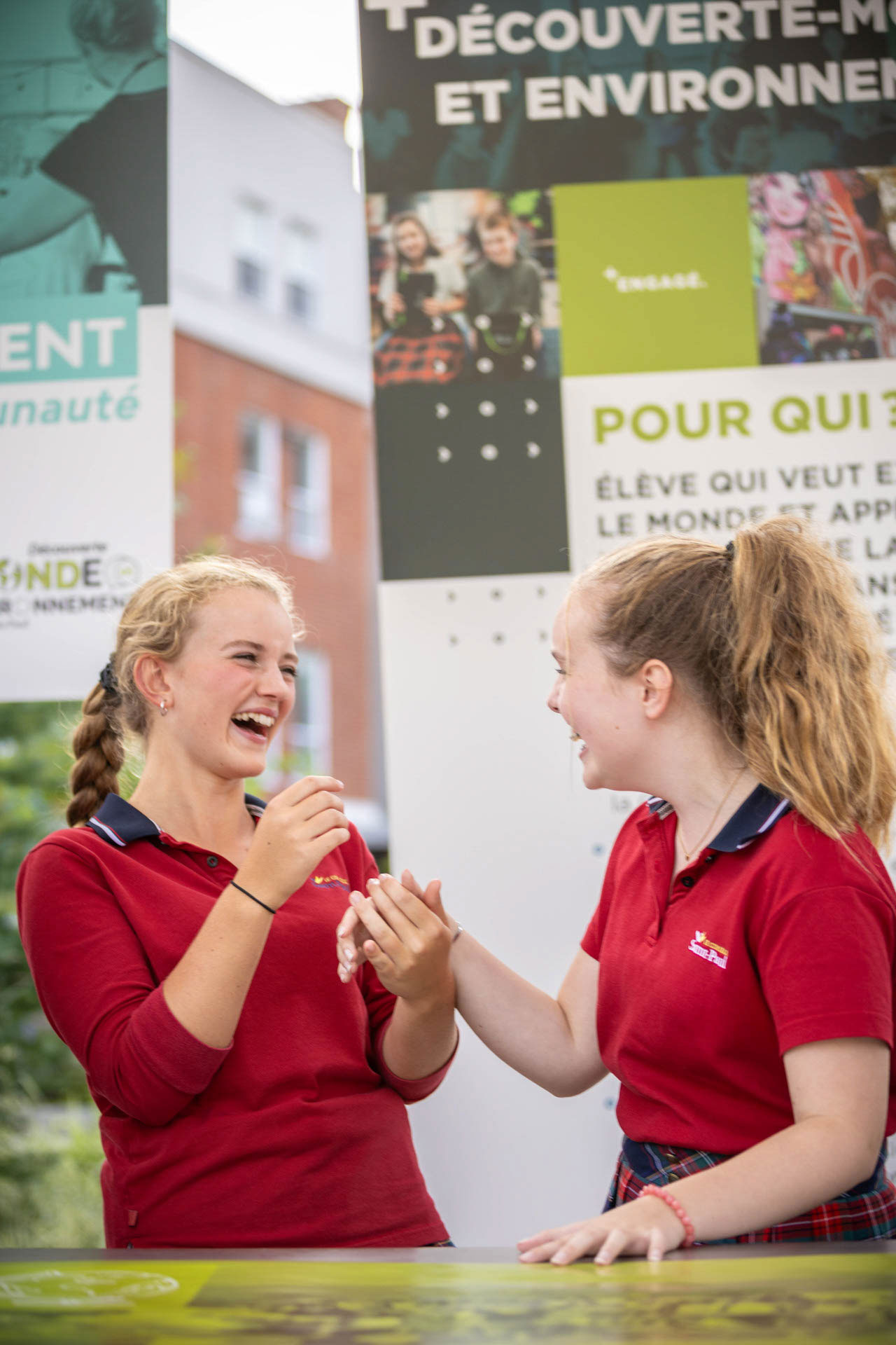 Uniforme et collection de vêtements du Collège Saint-Paul, élèves en polo rouge